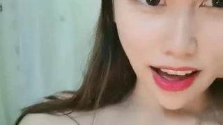到浴室帮嫂子搓一搓身子  忍不住了就先肏一会!