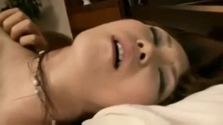 魔物娘的同居日常姐妹榨汁机，丝袜高跟大长腿一起伺候大哥，一起跪在地上给大哥舔鸡巴，站着后入爆草轮流玩弄，浪叫呻吟不止1