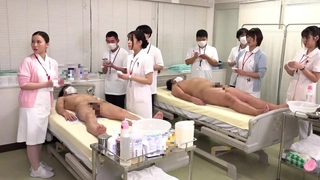 肮脏的警察与两个金发少女窃贼一起疯狂三人行