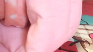 乳头有些奇怪的白嫩美女主播一边跳蛋搞BB一边与狼粉聊天貌似钱到位了可以约炮可以微信发福利清晰对白