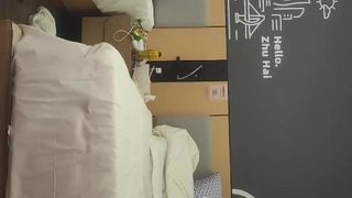 猥琐房东窗户缝偷窥美女租客脱衣服准备洗澡