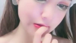 少女大学生在宿舍房间里口交