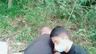豪华包房中玩弄一个齐肩发御姐范妹子被纹身大哥疯狂吮吸舔穴，白虎干净水嫩多汁