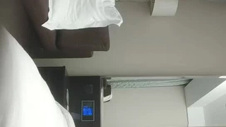丰满的棕发女郎享受肛交和舔球,同时使用肛塞