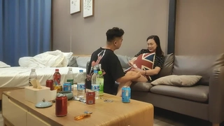 淫乱房间激情群P大秀直播，淫声荡语不断全程露脸渣男浪女激情啪啪，口交大鸡巴舔乳头 轮草抽插浪叫不止带劲