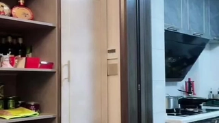肉嘟嘟大胸妹子，说话嗲嗲的，全裸露出粉鲍鱼，阴毛很多，淫水多汁