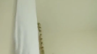 少妇偷情给老公打电话，差点被发现。对话全程高能