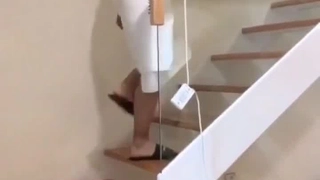 一个人生活的男人的房间乳头硬邦邦！！爆乳人妻家政妇ちなみん