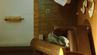 極品顏值罕見美乳，近景掰穴口交，高冷小姐姐被撩撥得慾火焚身，一場床上一場沙發滿足觀眾需求…