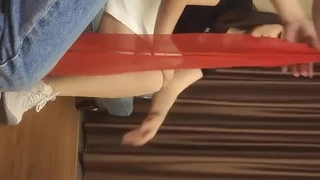 少女胸围掩饰她的外套,然后被铐住 - 口交,大学,被抓住,商店