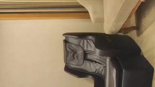 作为一名图书管理员（我是女同性恋），女孩们有时会来到我工作的图书馆，害羞地寻找色情书籍（色情小说、入门书籍、裸体书籍等）。
